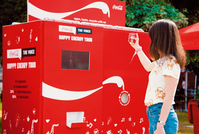 creativa-campaña-exterior-cocacola-reciclaje