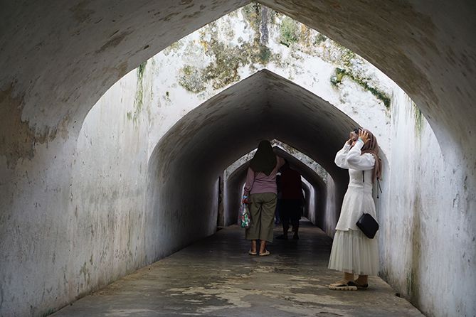 Menyusuri lorong di area Taman Sari Jogja