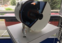 Une maquette du futur IRM équipé de l’aimant du projet Iseult., rapporté à la taille d’un homme. (LP/E.D.)