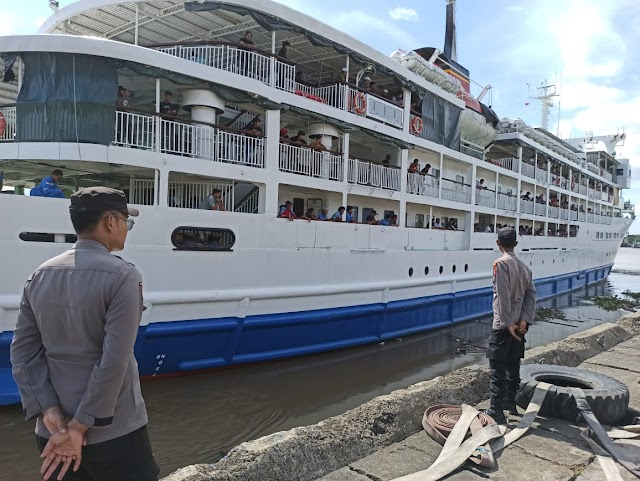 Personil Polsek Kawasan Pelabuhan Samarinda, Siswa Latja SPN Polda Kaltim T.A. 2023 Beserta Instansi Terkait Dan Unsur Kemaritiman Melaksanakan Pengamanan Keberangkatan Kapal "KM. ADITHYA"