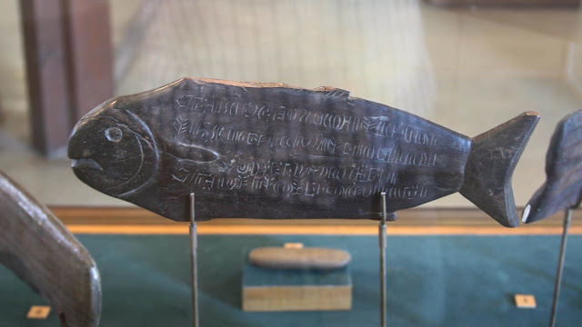Деревянная табличка в форме рыбы с надписями Ронгоронго