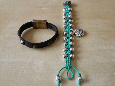 pulsera de cuero y tachuelas y pulsera de macramé con bolitas