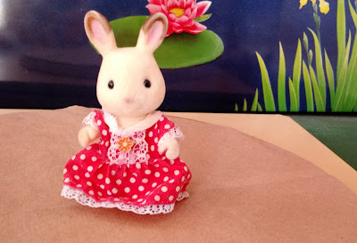 Sylvanian Families, coelha de vestido vermelho de bolinhas brancas R$ 20,00