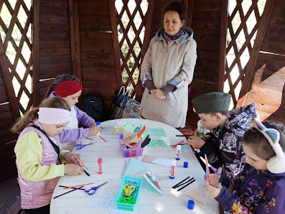 В городском парке им. Блюхера библиотекари провели праздничный мастер-класс «Солдатский треугольник»