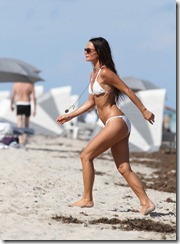 Gabrielle-Anwar-White-Bikini-Pictures-In-Miami-At-The-Beach-04