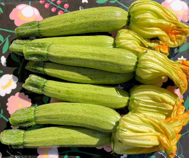 Zucchine con fiore di zucca