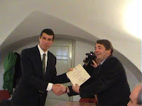 L'assessore Ennio Pastoret consegna l'attestato al nostro socio Edoardo Mazzoleni, presidente A.R.T.E. Attacchi