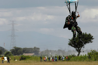 Foto 22 Prajurit Batalyon-461 Paskhasau Laksanakan Terjun Statik Dengan Hercules USAF YJ6