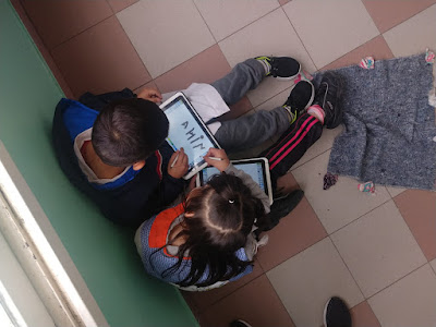 FOTO 3: GRUPO DE ALUMNOS ESCRIBIENDO SUS NOMBRES EN LAS TABLET CON TUX-PAINT