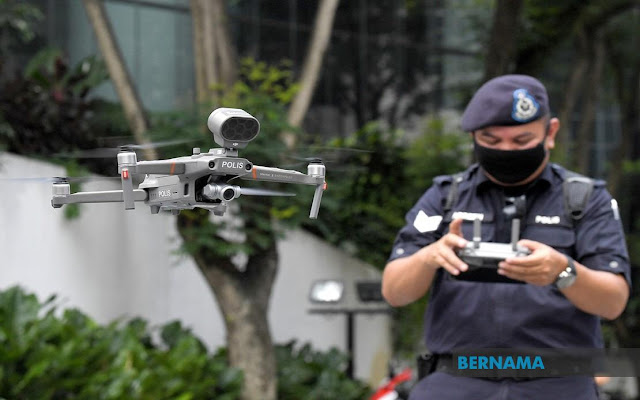 Viral TERKINI!!! PKPB: Dron pantau pematuhan SOP di kawasan tumpuan - Polis. Teknologi dron turut digunakan untuk memantau serta memastikan prosedur operasi standard (SOP) yang ditetapkan sepanjang pelaksanaan Perintah Kawalan Pergerakan Bersyarat (PKPB) dipatuhi. 