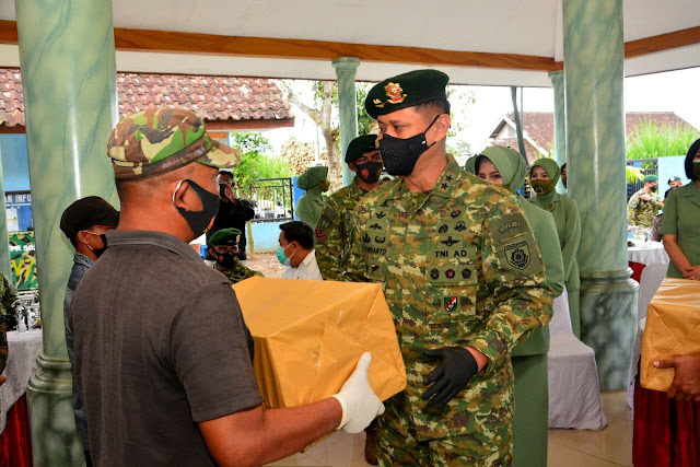 Dalam Rangka HUT Kostrad Ke-60, Tri Yuniarto Bagikan Paket Sembako Kepada Mayarakat Desa Sidomulyo