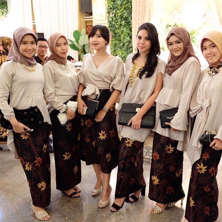  Model  Kebaya Modern Velvet  Polos Rok Batik Inspirasi 