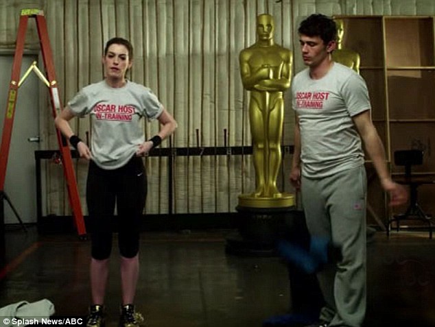 anne hathaway wardrobe malfunction. Oscars presenter Anne Hathaway