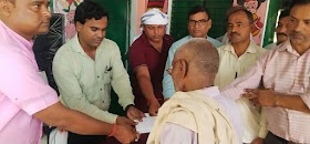प्राथमिक शिक्षक संघ अमौली के अध्यक्ष योगेंद्र सिंह गोली व मंत्री दयाराम गौतम ने शिक्षामित्र के परिजनों को सौंपा चेक