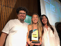 Profe de música, facilitadora pedagógica y directora, con el premio en mano.