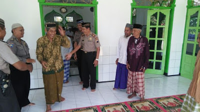 Kapolsek Pituruh Berkunjung ke Desa Tunjungtejo dan Melaksanakan Sholat Jum'at di Masjid Baitul Khikmah Desa Tunjungtejo, Kecamatan Pituruh.