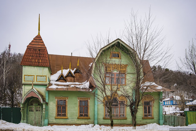 Деревянная усадьба с башенкой