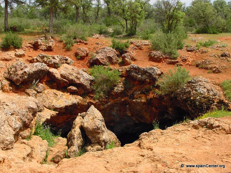 http://www.spaincenter.org/turismo/ciudad-real/fotos/r-cueva-montesinos-1.jpg