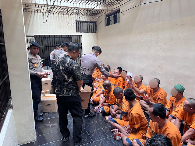 Polres Malang Gelar Jumat Berkah, Beri Makanan Tambahan kepada Tahanan