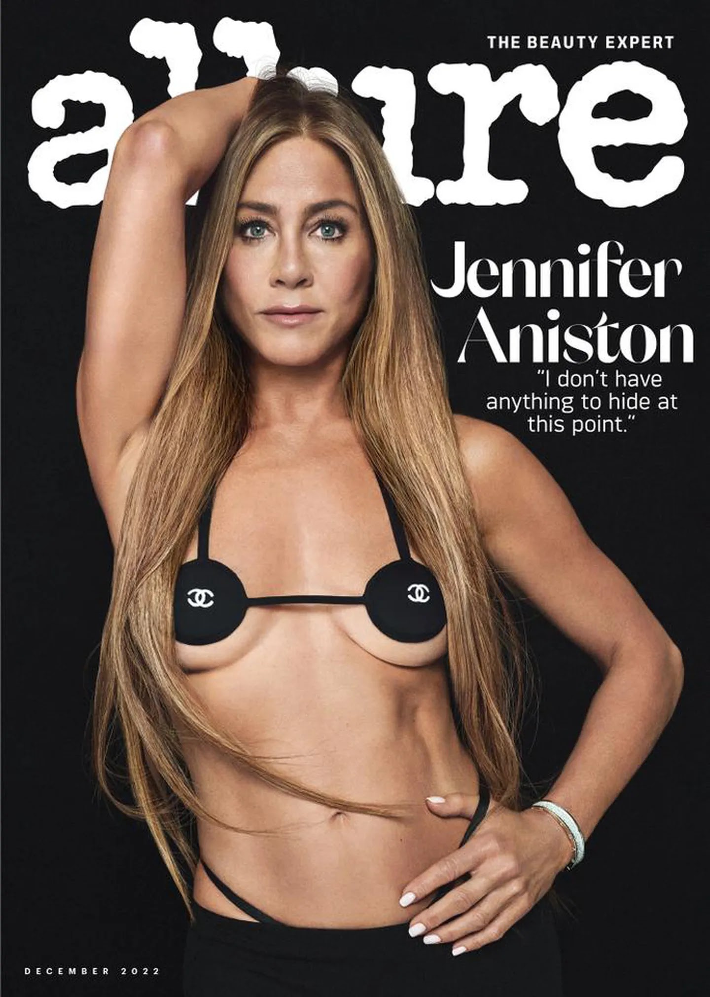 Jennifer Aniston la actriz de Friends posó para la tapa de la revista Allure con un audaz look