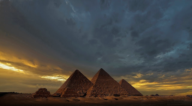 Giza Three Pyramids 