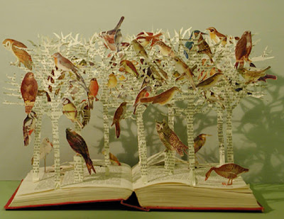 Esculturas de papel em páginas de livro