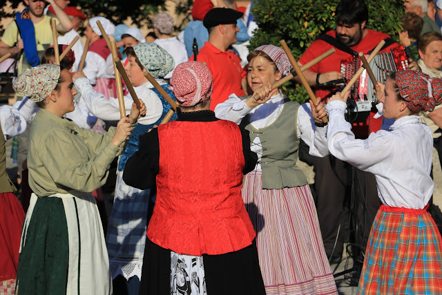 Exhibición de danzas vascas en las fiestas de Cruces