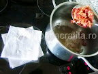 Ciorba de salata verde cu smantana preparare reteta - scoatem afumatura prajita si o lasam sa se scurga