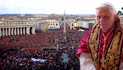 O cardeal Joseph Ratzinger, após ter sido eleito Papa pelo conclave (19 de abril de 2005)