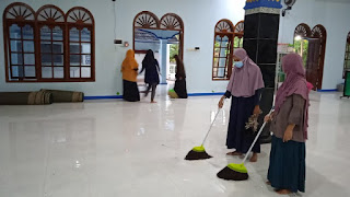 Menyapu lantai masjid