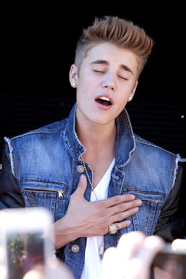 Justin Bieber Singing For Fans Outside 'The Tonight Show'