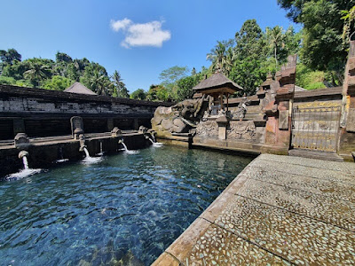 ティルタ ウンプル寺院：聖なる泉の源とバリの文化浄化の伝統