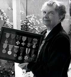 Susan Travers posando con sus medallas