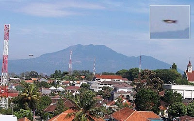 http://anzowet.blogspot.com/2013/04/catatan-lengkap-penampakan-ufo-di.html