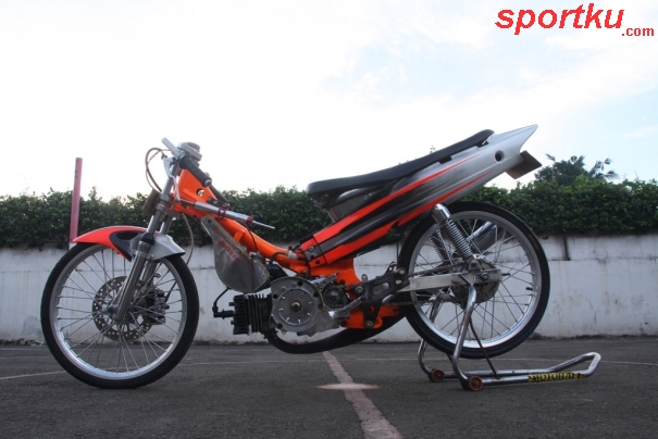 Yamaha F1ZR 2004 Tak Tertandingi di Kelas Drag Bike title=