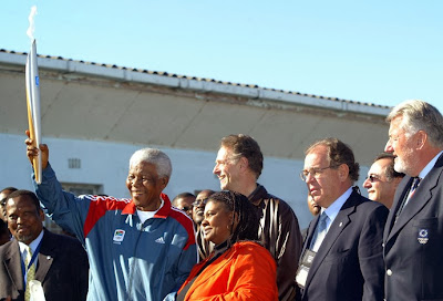 mandela com tocha olímpica