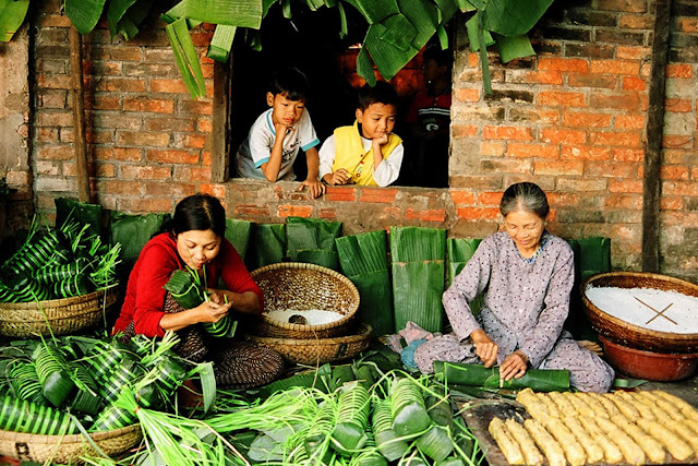 Trong và sau bữa cơm tất niên hay trong suốt kỳ nghỉ bạn sẽ có những cơ hội tuyệt vời để ôn lại những kỷ niệm cũ, những khó khăn gian khổ trong quá khứ của gia đình để thêm trân trọng những phút giây hạnh phúc thành công hiện tại.