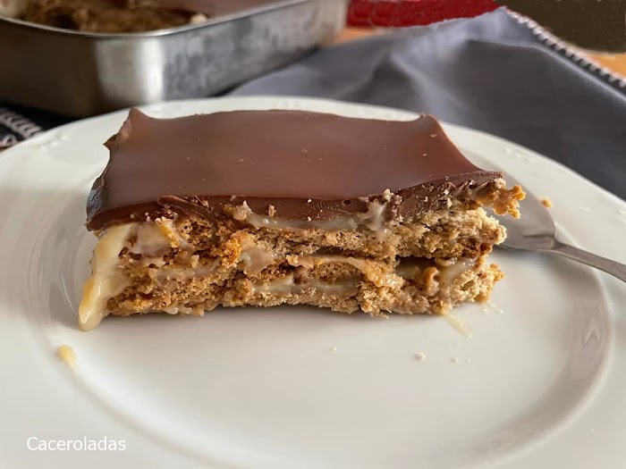 Tarta de galletas con chocolate y crema