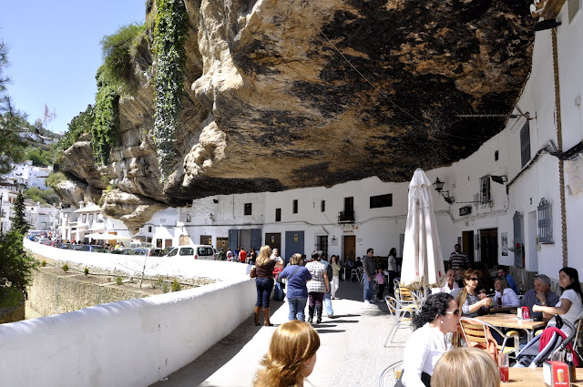 Setenil de las Bodegas, un pueblo bajo la montaña