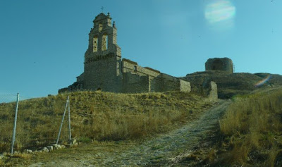 ruinas de la iglesia y del castillo vistas desde el camino que conduce a ellas