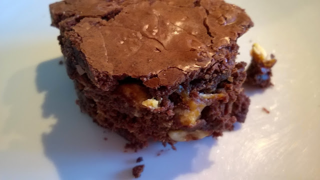 Brownies noix de pécan, noisettes, pépites de chocolat blanc et noir