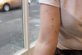 tatuaje constelación parte superior brazo