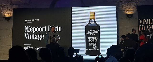 Dirk Niepoort recebendo o premio de vinho do ano