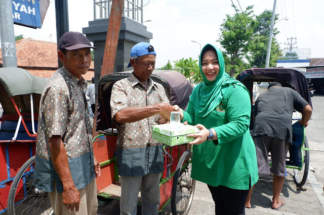 Kodim Karanganyar - Persit Kodim 0727 Karanganyar Bagi Makanan Gratis