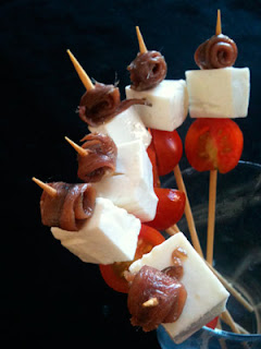  Canapés para fiestas: Canastita de salmorejo y Pincho de anchoa, queso fresco y tomate cherry