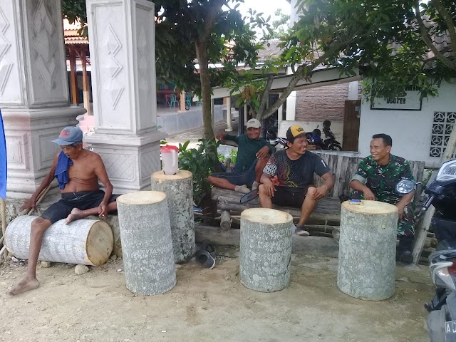 Di Sela-Sela Waktu Istirahat Satgas TMMD Reguler ke 104 Anjangsana ke Rumah Warga Desa Celep