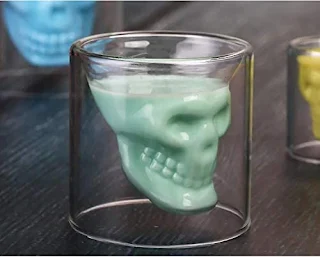 vasos calaveras con bebidas de colores