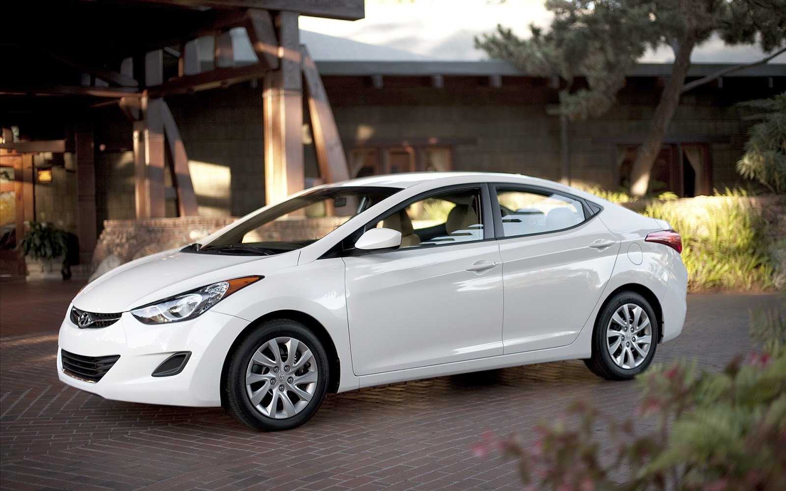 http://www.crazywallpapers.in/2014/03/hyundai-elantra-hd-pictures.html