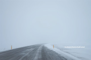 冬　東部　北部アイスランド　雪景色　道路　銀世界　ドライブ　車　運転　絶景