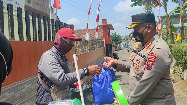 Tinjau Vaksinasi, Kapolres Purbalingga Bagikan Bingkisan